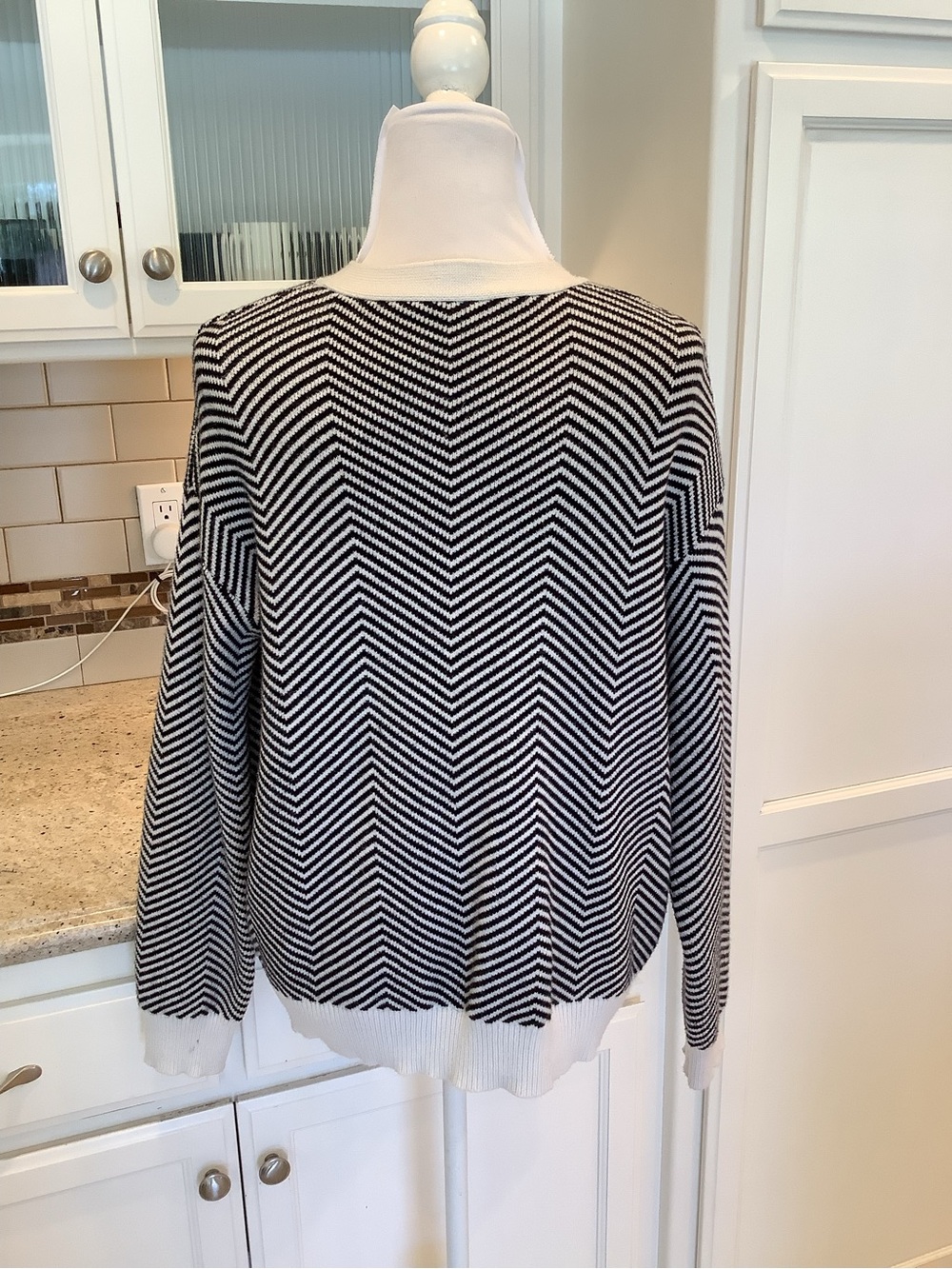 Commense Black & White Striped V-Neck Cardigan Size Large - Picture 5 of 10